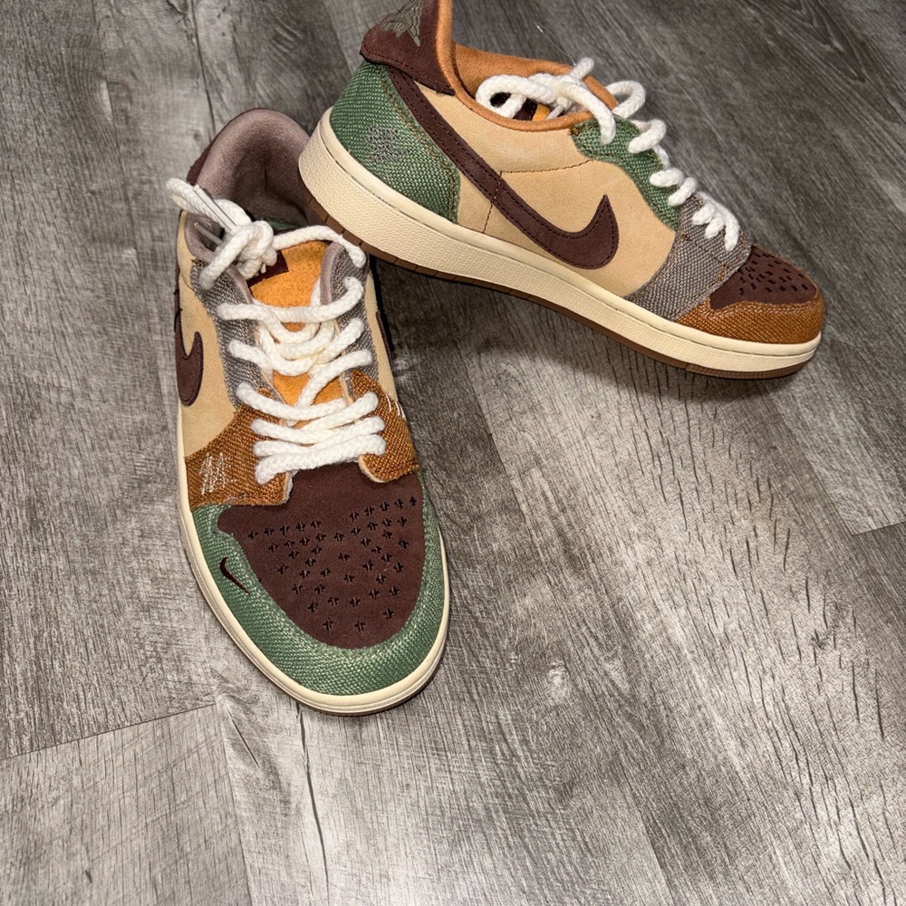 Nike Low-Top Sneakers in Brown, Green & Tan